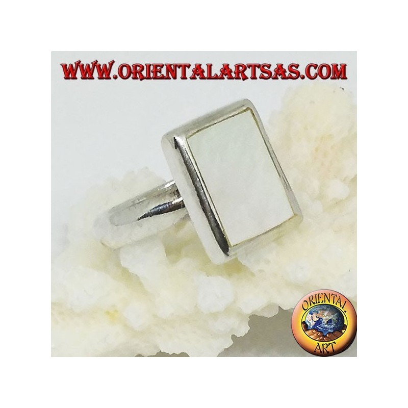 Bague en argent avec nacre rectangulaire sertie au bord