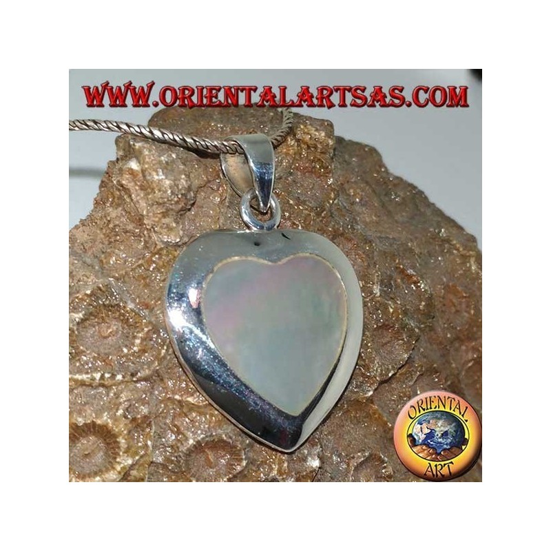 Colgante en forma de corazón de plata con nácar.