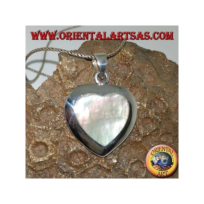 Colgante en forma de corazón de plata con nácar.