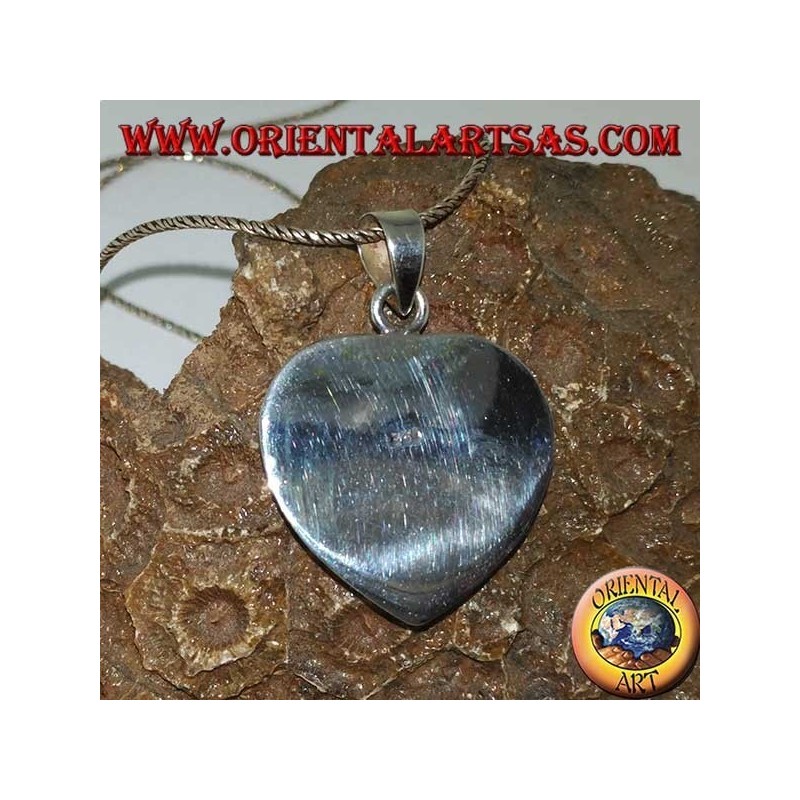 Colgante en forma de corazón de plata con nácar.