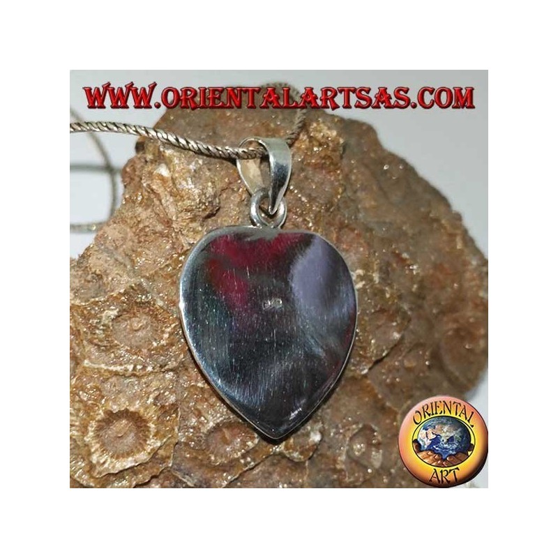 Silver heart-shaped pendant set with mother-of-pearl