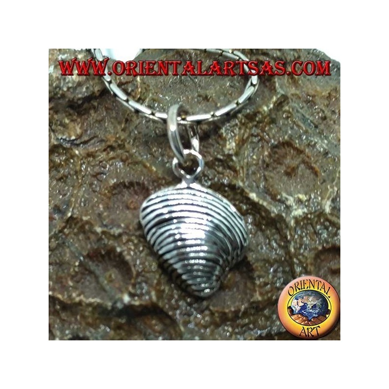 Shell-shaped silver pendant "the clam"