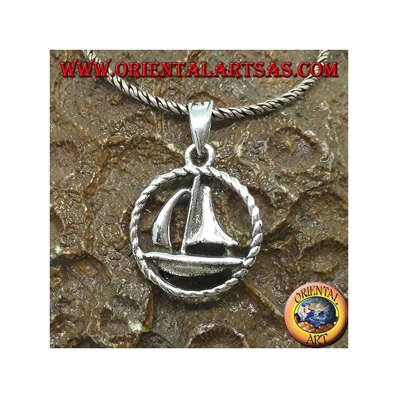 Pendentif voilier en argent dans le cercle