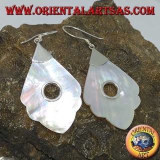 Pendientes de plata con colgante de nácar con agujero redondo.