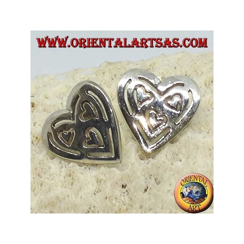 Boucles d'oreilles de lobe d'argent dans le coeur percé de 3 autres coeurs