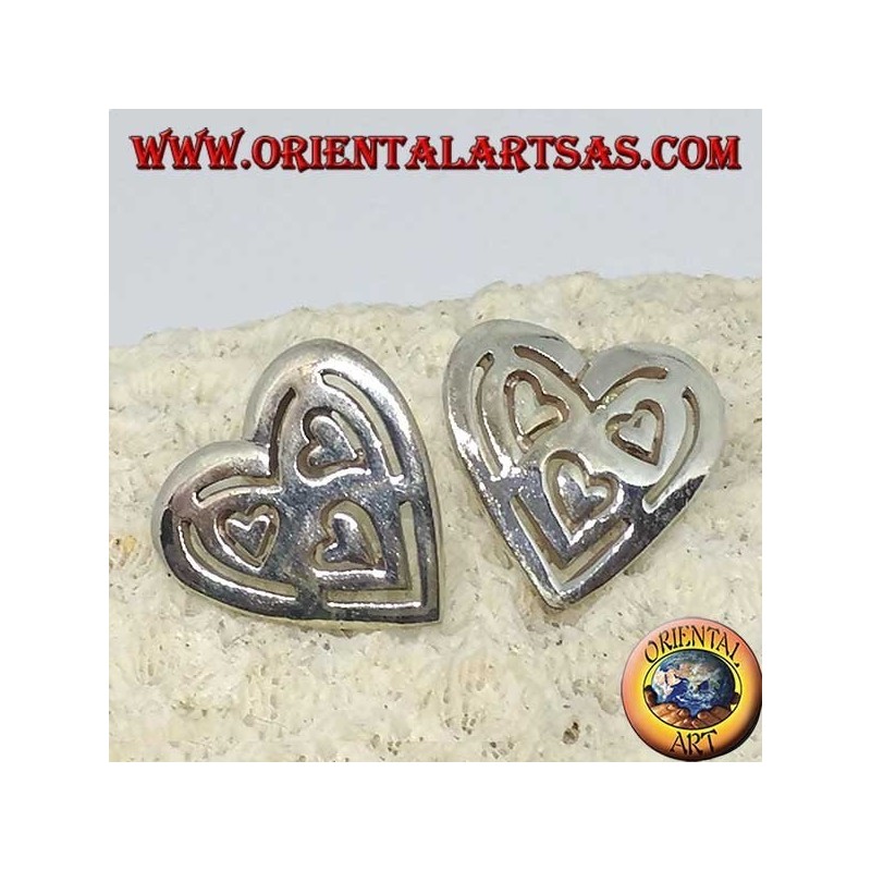 Boucles d'oreilles de lobe d'argent dans le coeur percé de 3 autres coeurs