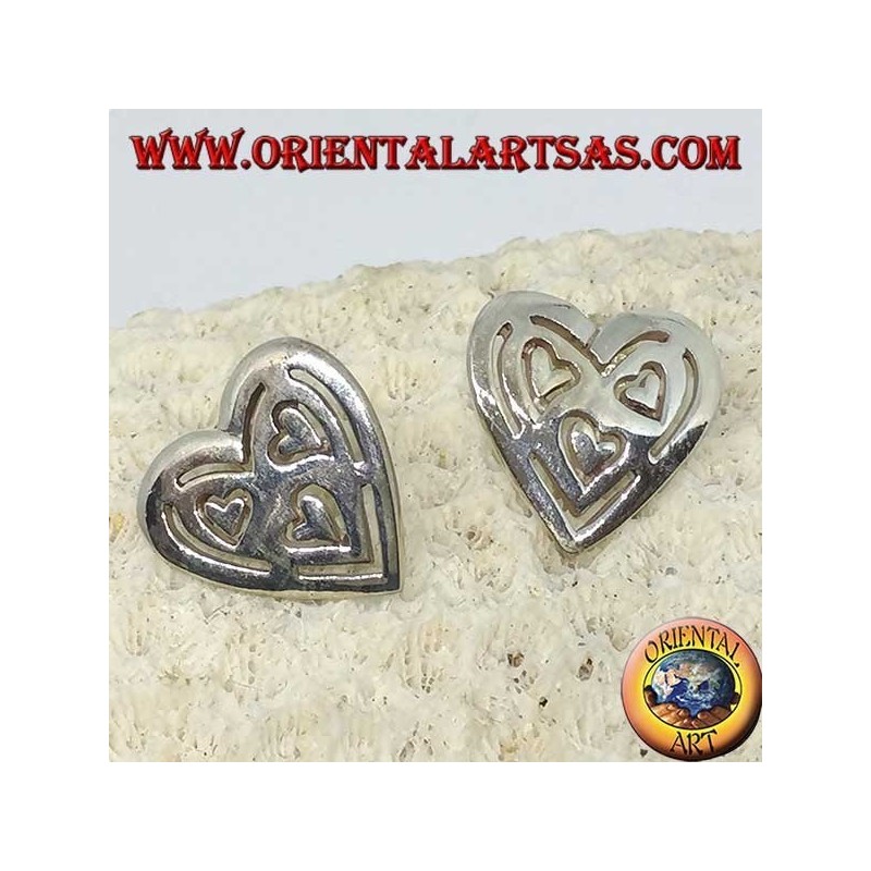 Boucles d'oreilles de lobe d'argent dans le coeur percé de 3 autres coeurs