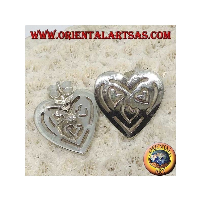 Boucles d'oreilles de lobe d'argent dans le coeur percé de 3 autres coeurs