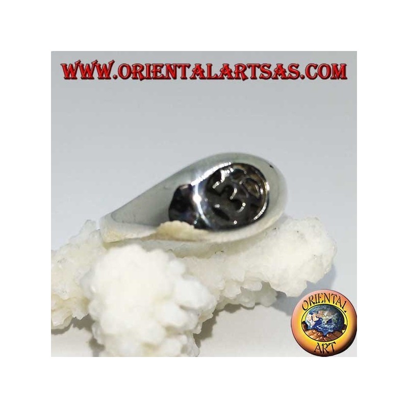 Anello in argento con Aum o Om (ॐ) lettera sacra dell'Induismo a bassorilievo