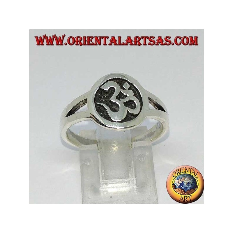 Anillo de plata con bajorrelieve Aum u Om (ॐ) en el círculo