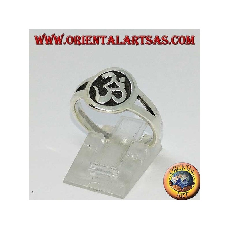 Bague en argent avec bas-relief Aum ou Om (ॐ)  dans le cercle 