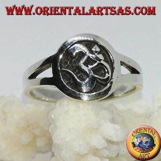 Anello in argento con Aum o Om (ॐ) a bassorilievo nel cerchio