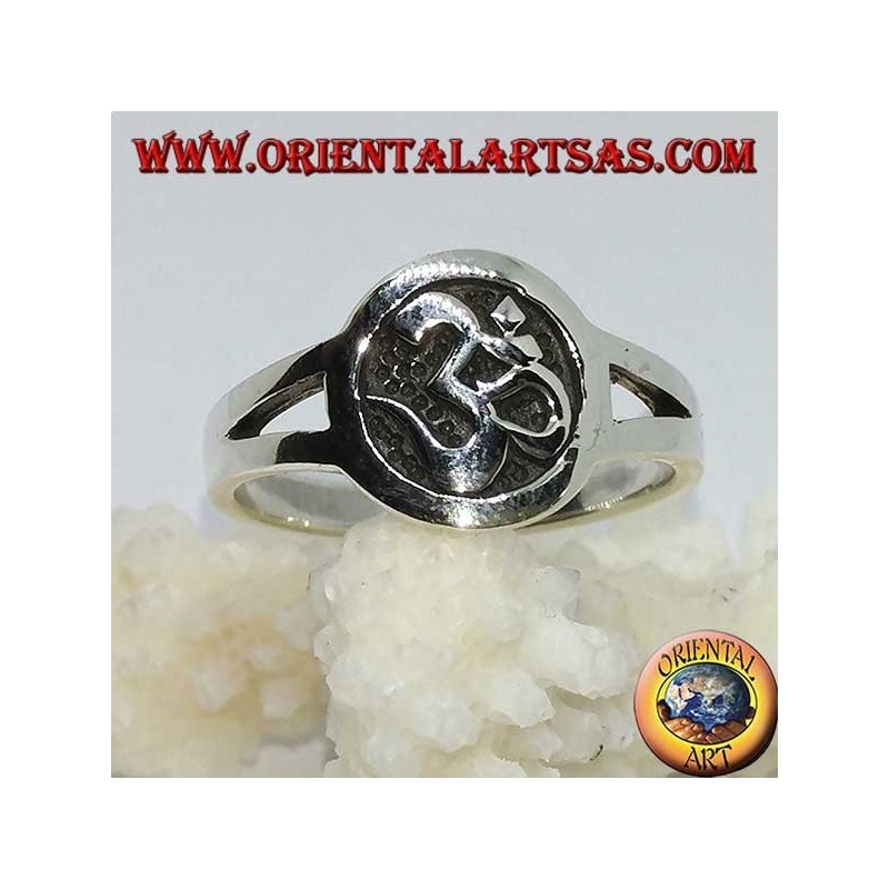 Silberring mit Aum oder Om (ॐ) Flachrelief im Kreis