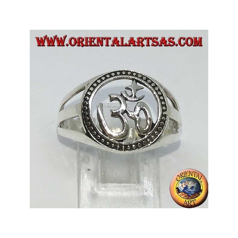 Bague en argent avec lettre sacrée de l'hindouisme sculptée par Aum ou Om (ॐ)