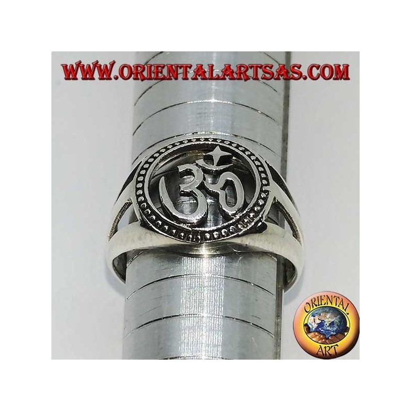 Bague en argent avec lettre sacrée de l'hindouisme sculptée par Aum ou Om (ॐ)