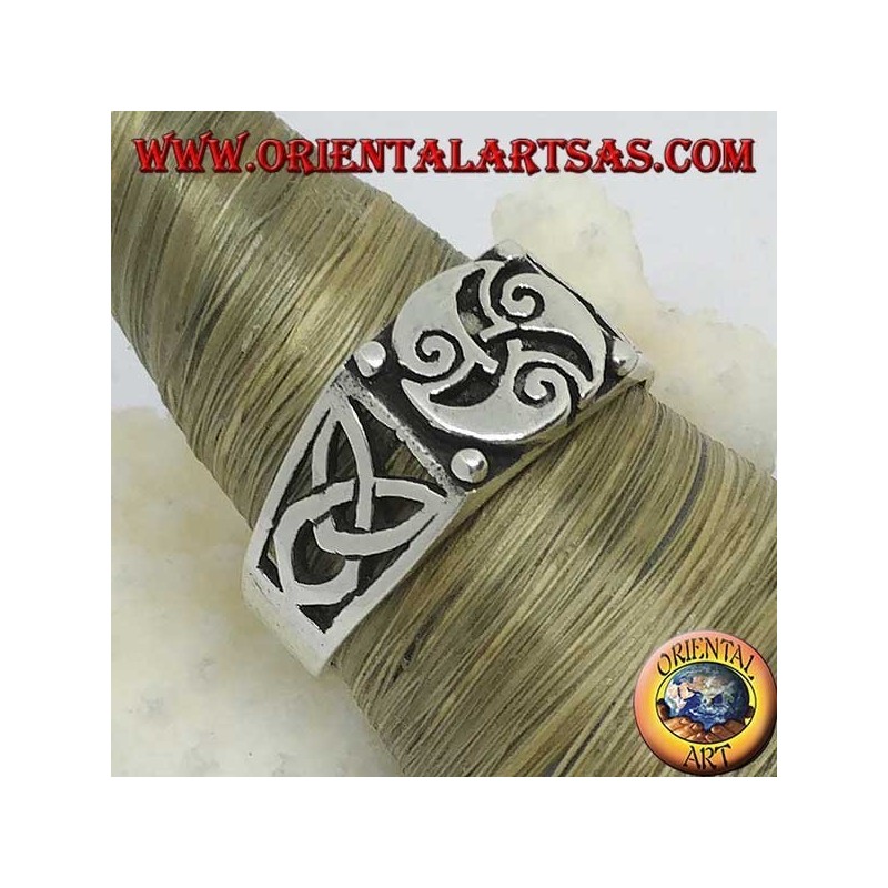 Anillo de plata con triskele de tres espirales y nudos de Tyrone a los lados