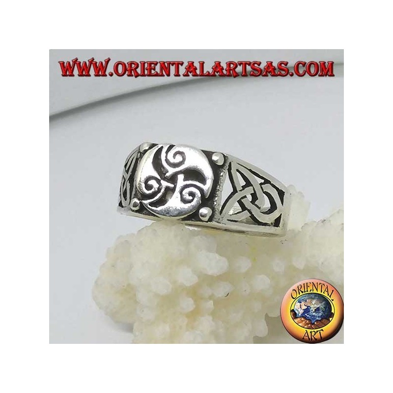 Bague en argent avec trois spirales en triskèle et nœuds Tyrone sur les côtés