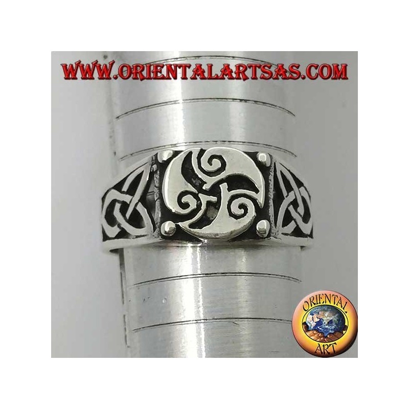 Anillo de plata con triskele de tres espirales y nudos de Tyrone a los lados