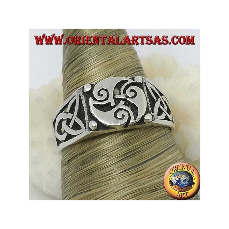 Bague en argent avec trois spirales en triskèle et nœuds Tyrone sur les côtés