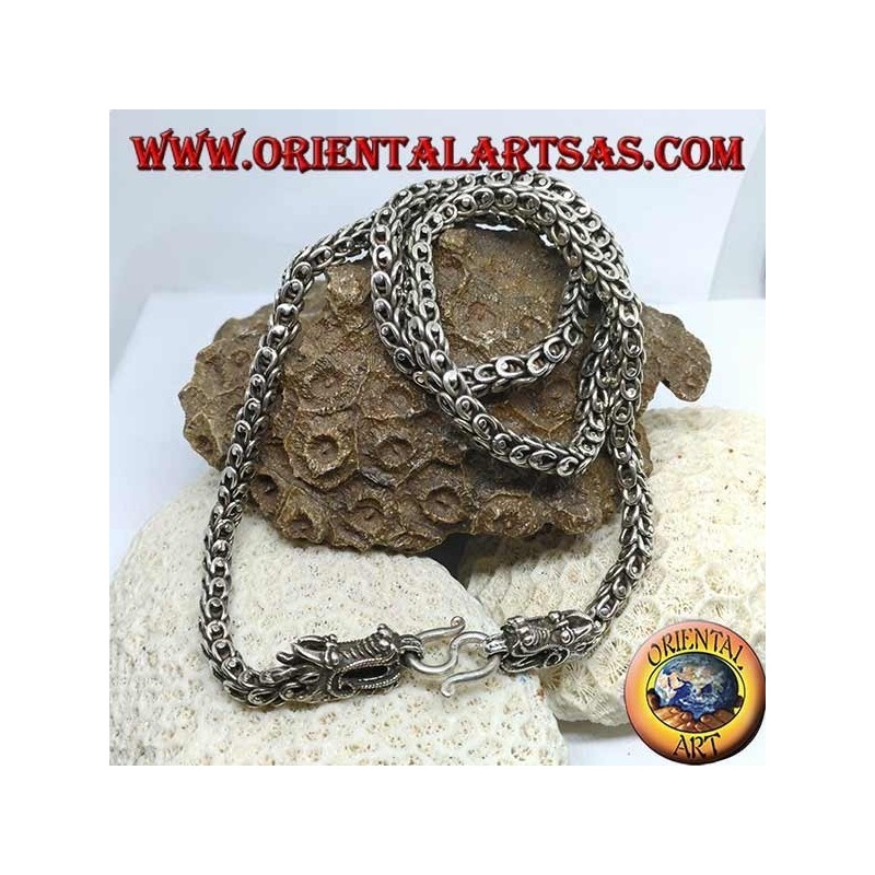 Collar de plata, dragón, dos cabezas de dragón con una camisa de malla.