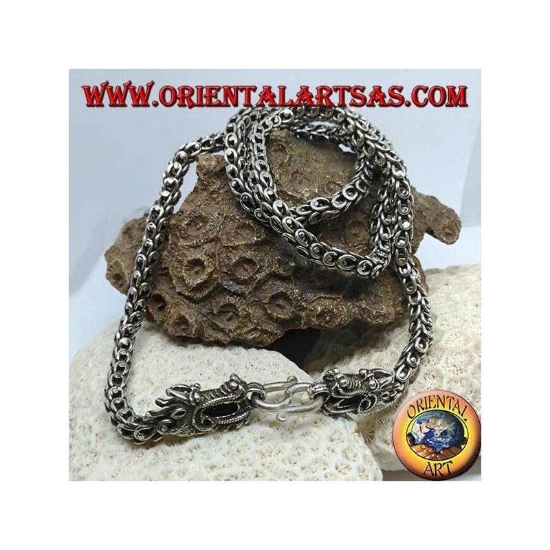 Collar de plata, dragón, dos cabezas de dragón con una camisa de malla.