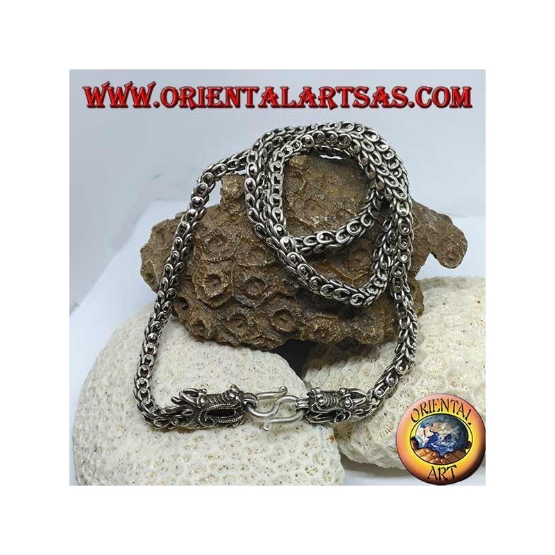 Collar de plata, dragón, dos cabezas de dragón con una camisa de malla.