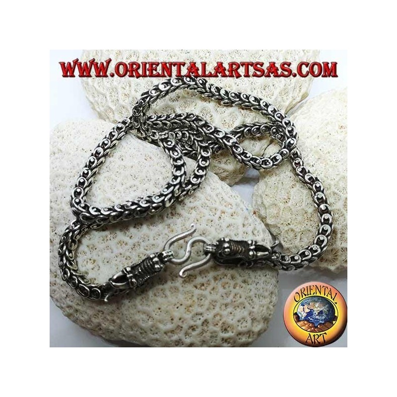 Collar de plata, dragón, dos cabezas de dragón con una camisa de malla.