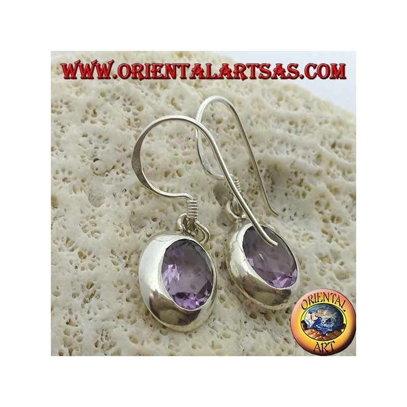 Boucles d'oreilles en argent avec améthyste ovale à facettes naturelle sur un bord lisse