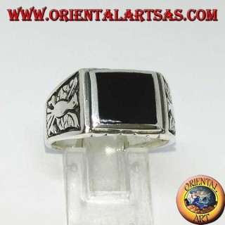 Anello in argento con onice rettangolare ed aquile a bassorilievo su entrambi i lati