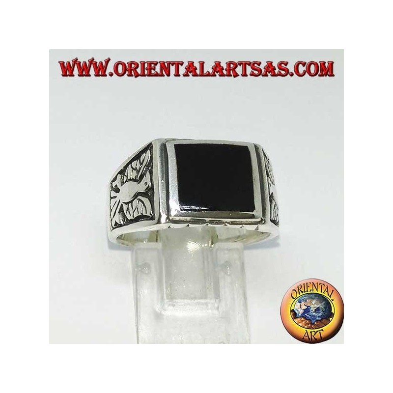 Anello in argento con onice rettangolare ed aquile a bassorilievo su entrambi i lati