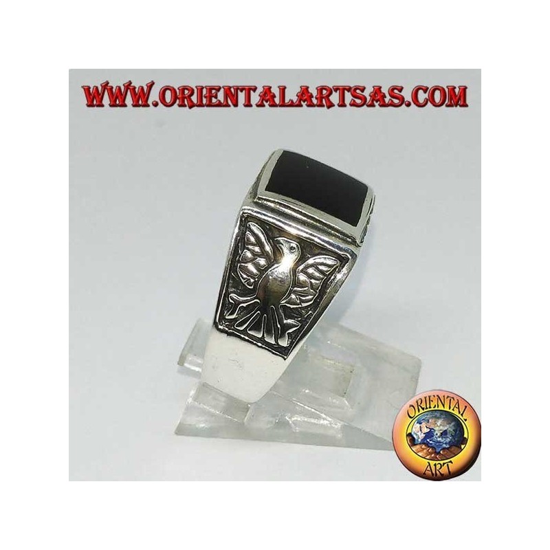 Anillo de plata con ónix rectangular y águilas en bajorrelieve en ambos lados.