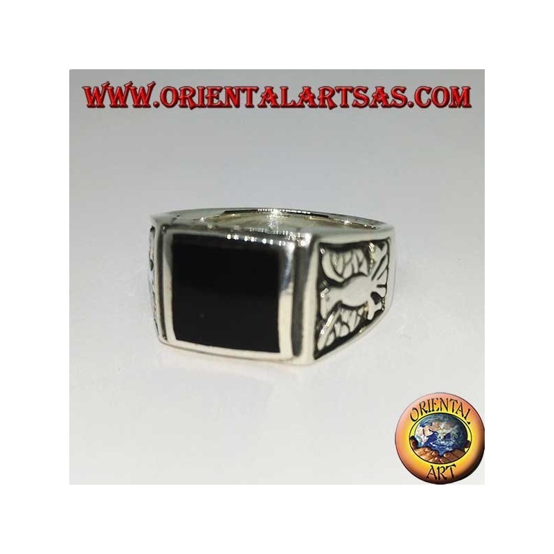 Anillo de plata con ónix rectangular y águilas en bajorrelieve en ambos lados.