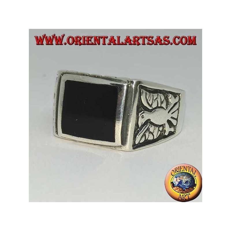 Anillo de plata con ónix rectangular y águilas en bajorrelieve en ambos lados.