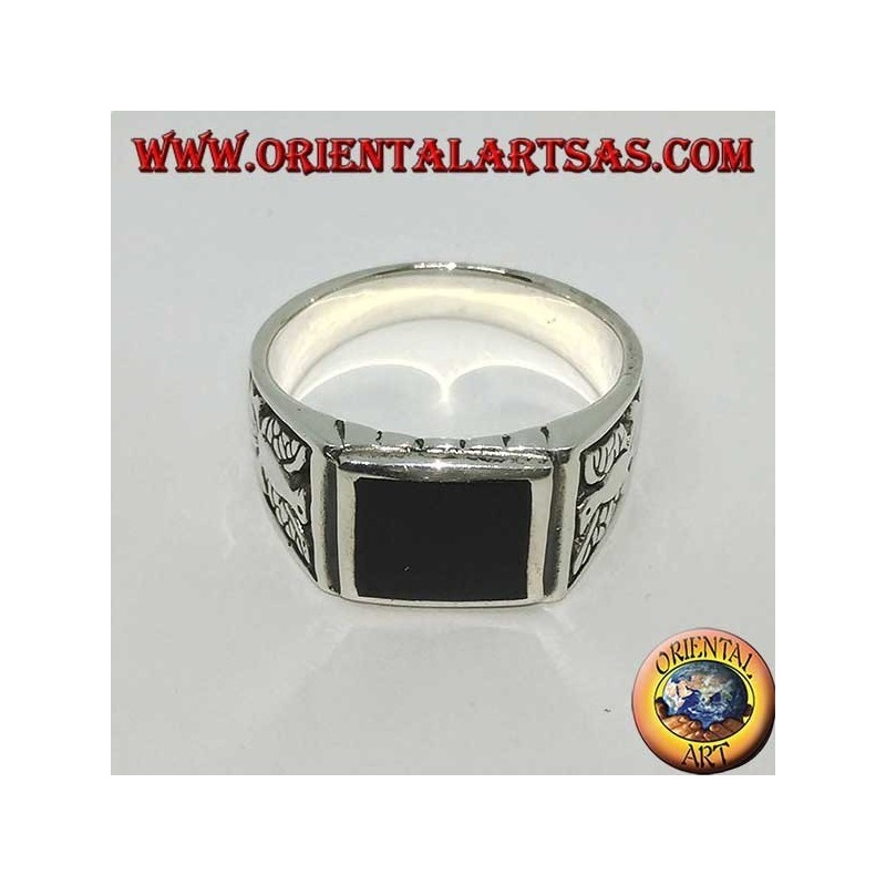 Anillo de plata con ónix rectangular y águilas en bajorrelieve en ambos lados.