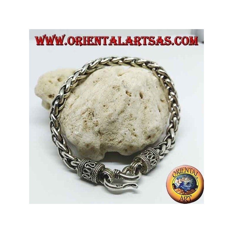 Pulsera de plata con anillos entrelazados, sección cuadrada.