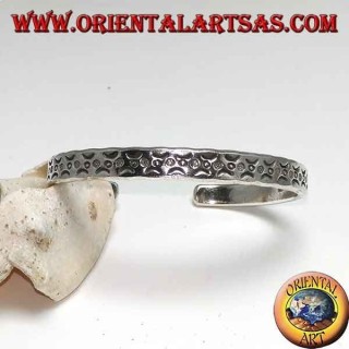 Pulsera rígida en plata, con incisiones de lunas artificiales.