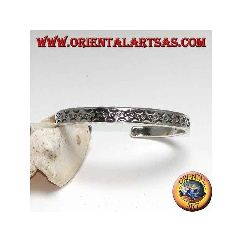 Pulsera rígida en plata, con incisiones de lunas artificiales.