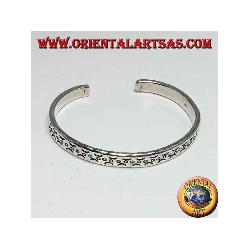 Pulsera rígida en plata, con incisiones de lunas artificiales.