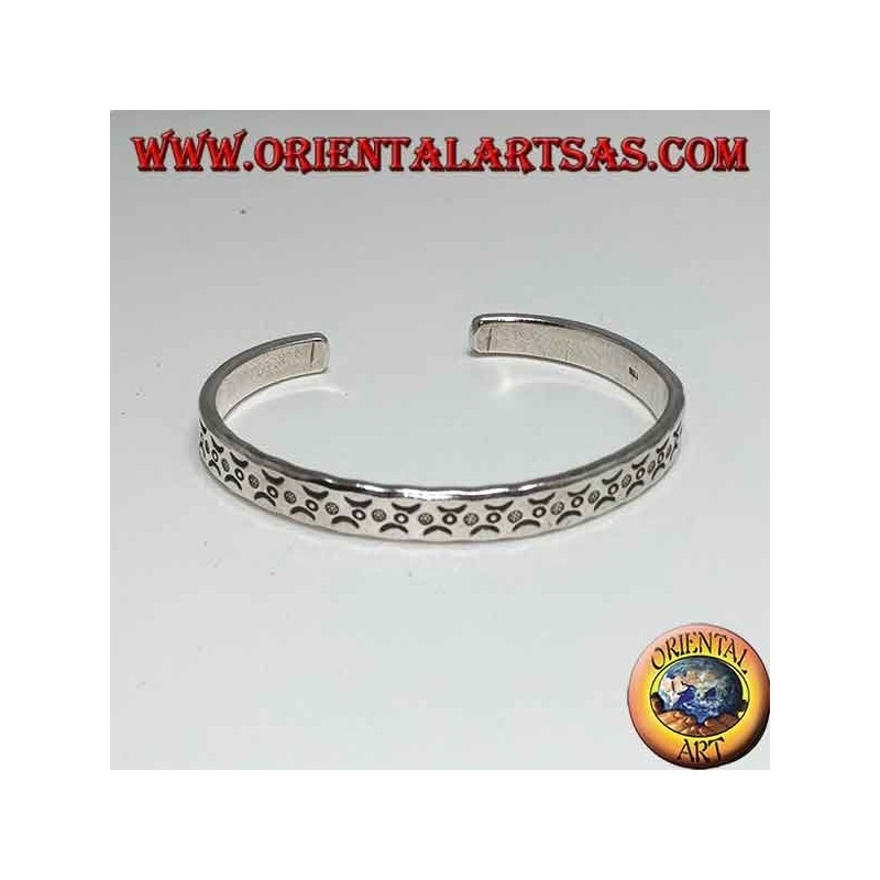 Pulsera rígida en plata, con incisiones de lunas artificiales.