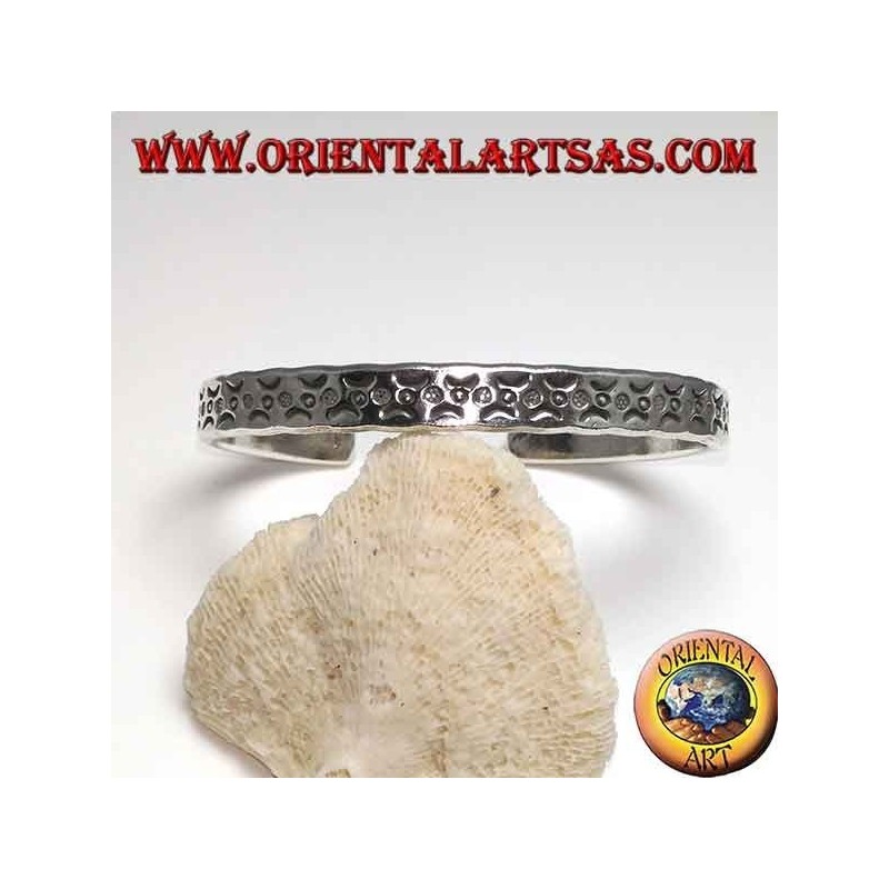 Steifes Armband in Silber, mit schlagenden Einschnitten von künstlichen Monden