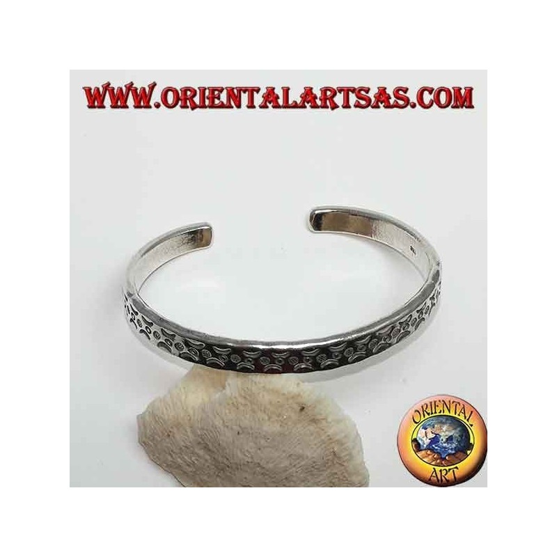 Pulsera rígida en plata, con incisiones de lunas artificiales.