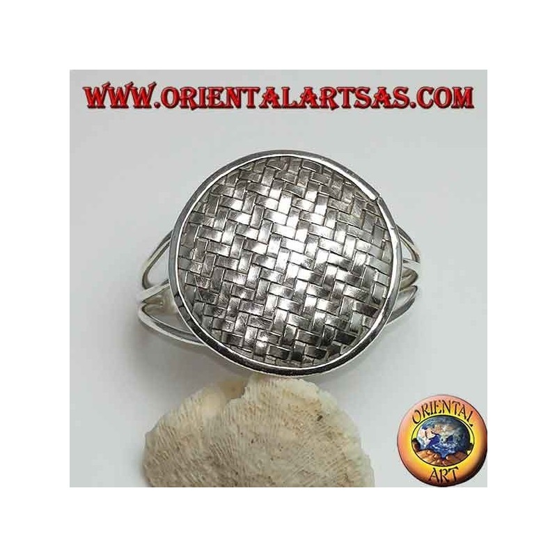 Brazalete plateado, escudo redondo con bandas entrelazadas