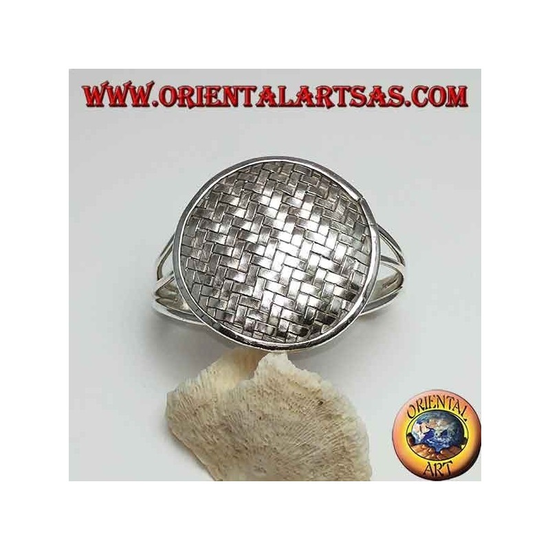 Brazalete plateado, escudo redondo con bandas entrelazadas