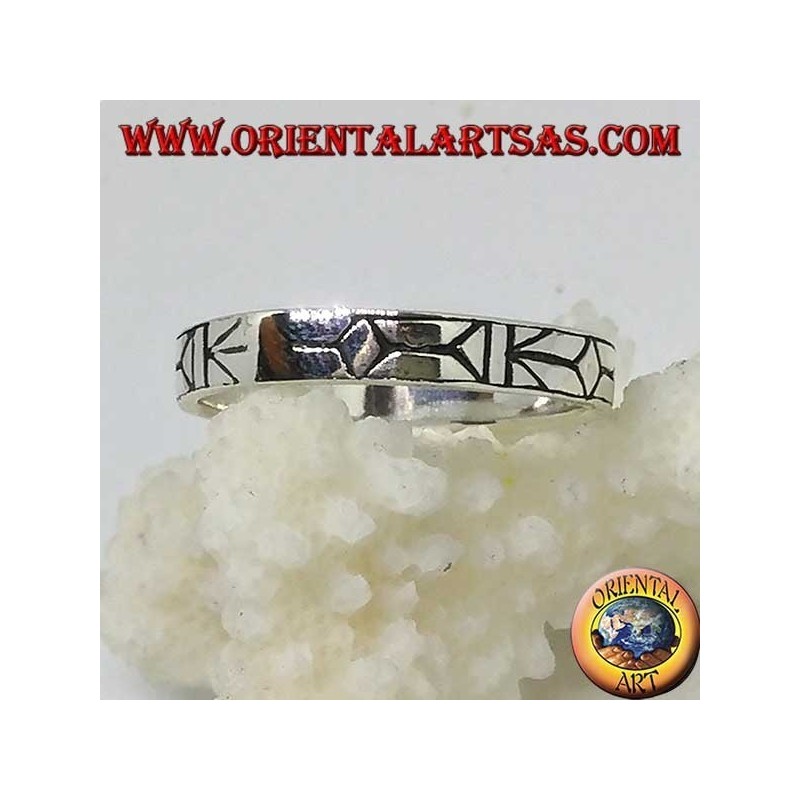 Bague en argent gravée de pinces