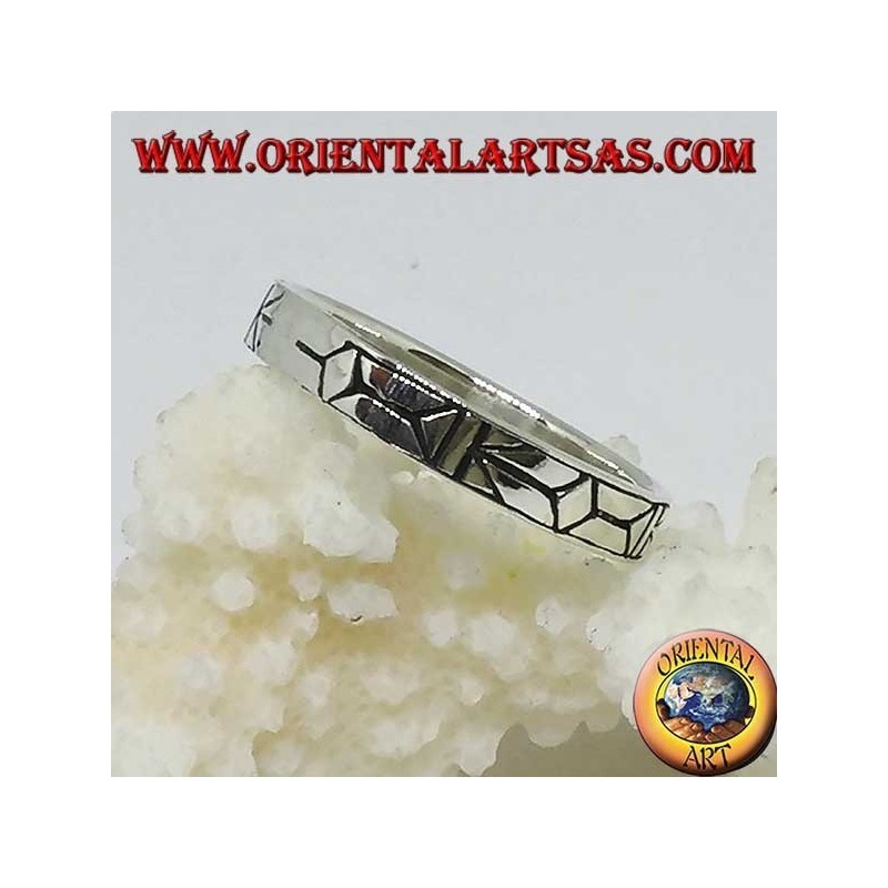 Silver band ring engraved with darts