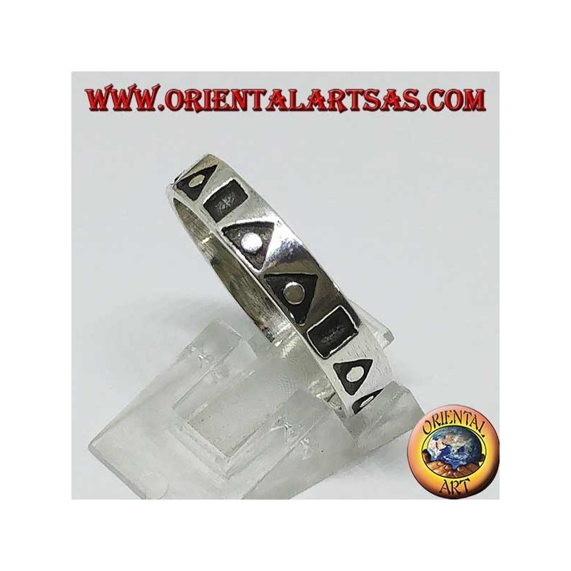 Anello a fedina in argento con triangoli e quadrati scavati