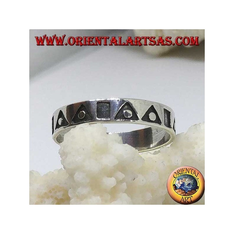 Anello a fedina in argento con triangoli e quadrati scavati