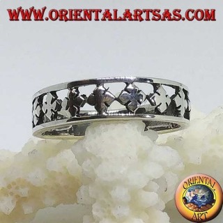 Silver band ring with carved stylized four-leaf clovers