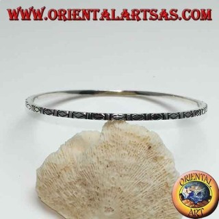 Bracciale ad anello in argento, con rombi intagliati