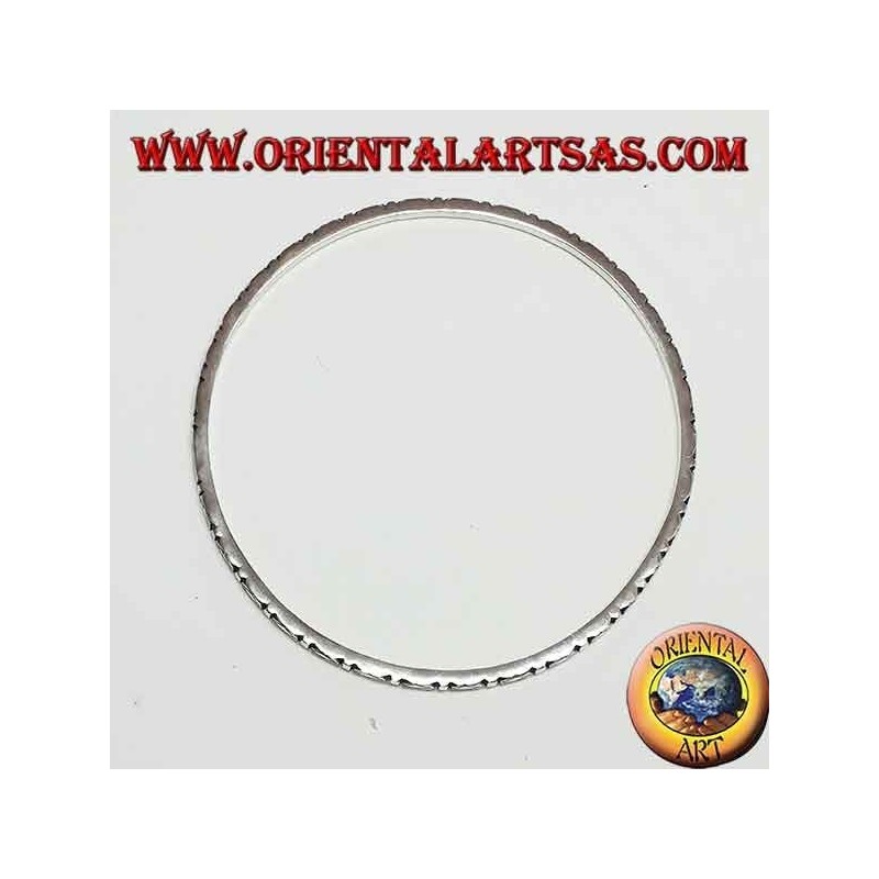 Pulsera de anillo de plata, con rombos tallados.